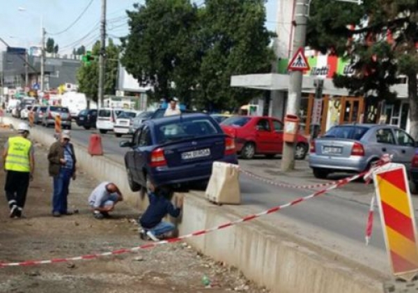 A dat cu spatele, sa iasa din parcare, si a nimerit in sant - FOTO