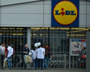 Oamenii Elenei Udrea au dat fly-ere si baloane in parcarea Lidl - FOTO