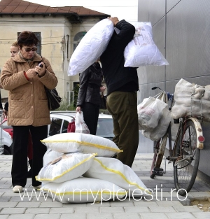 Cora Ploiesti a dat lovitura! Vezi cum pleaca lumea, cu saci si sacose!