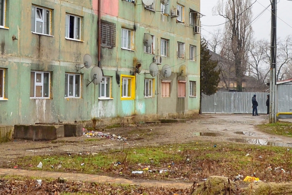 Cum ii sfideaza nesimtitii de pe strada Rafinorilor pe cei care le-au oferit locuinte