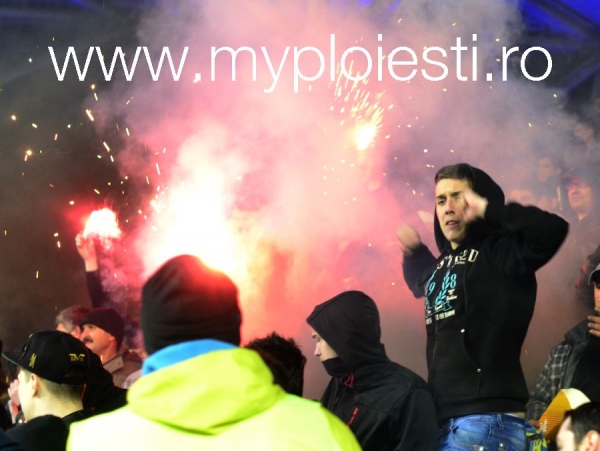 Cele doua GALERII ale FC Petrolul, la lucru. GALERIE FOTO din timpul meciului cu ASTRA