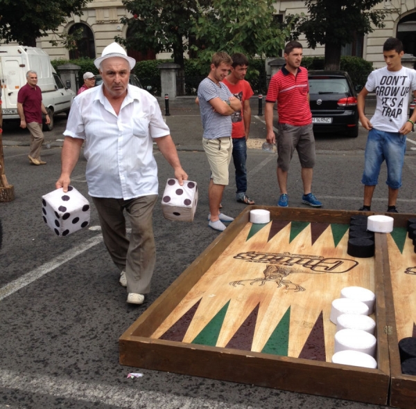 Cum se joaca TABLE cu un joc GIGANT - FOTO