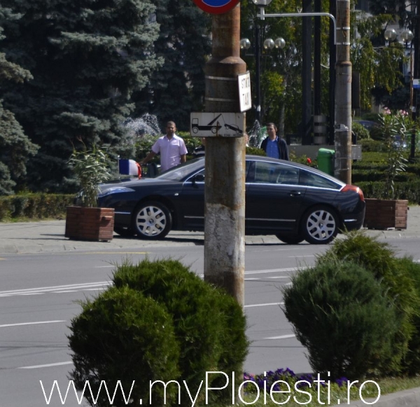 Ambasadorul Frantei a venit la Ploiesti cu un Citroen. Ai nostri de ce nu merg cu masini Dacia sau Ford?