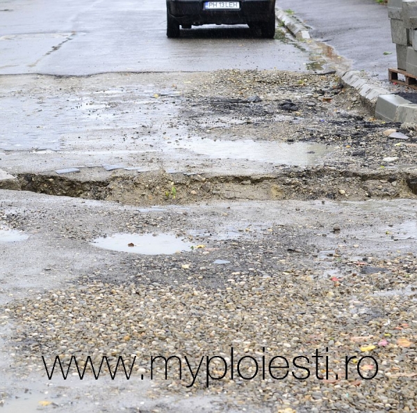 Atentie, groapa periculoasa in Ploiesti. Da mai departe.